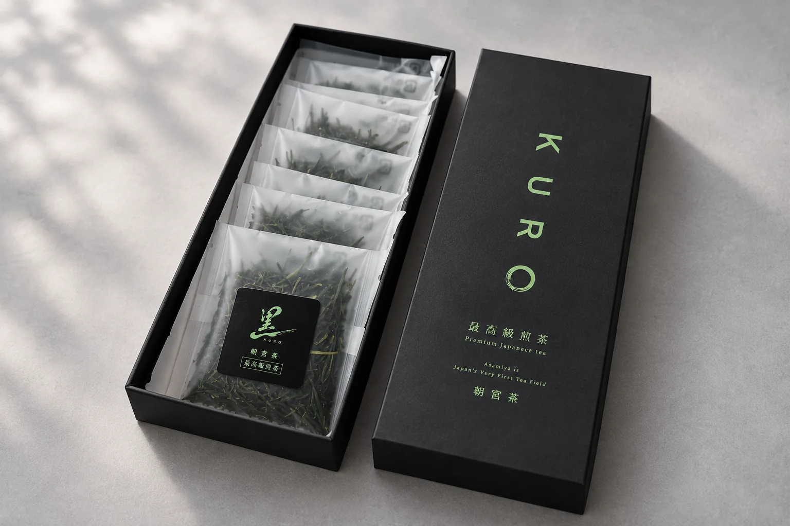 KUROの箱を開けたイメージ。茶葉の見える半透明の小袋に黒のシール。